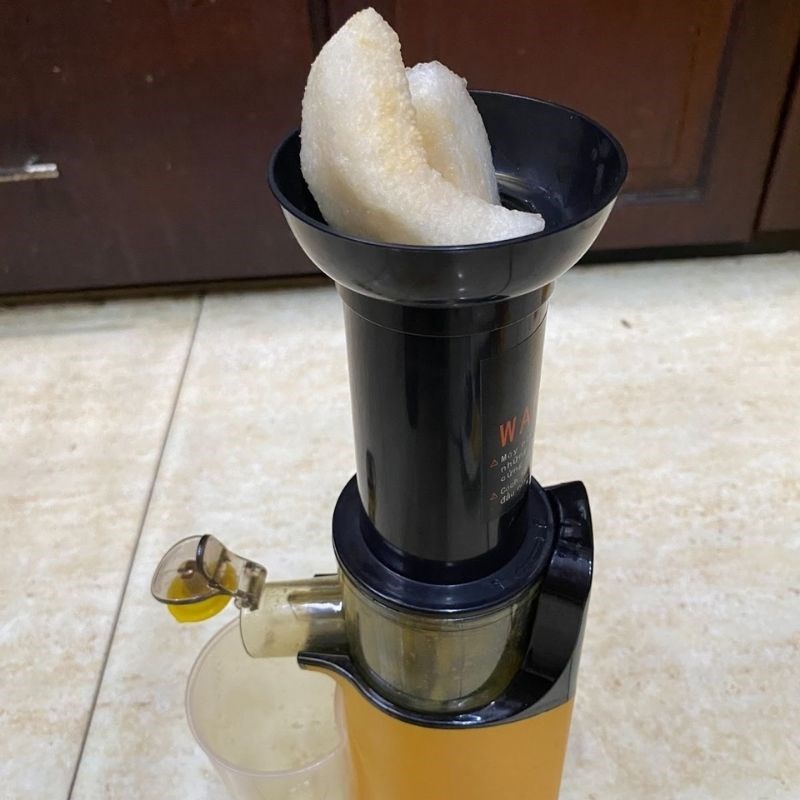 Bước 2 Ép xoài với lê Nước ép xoài lê