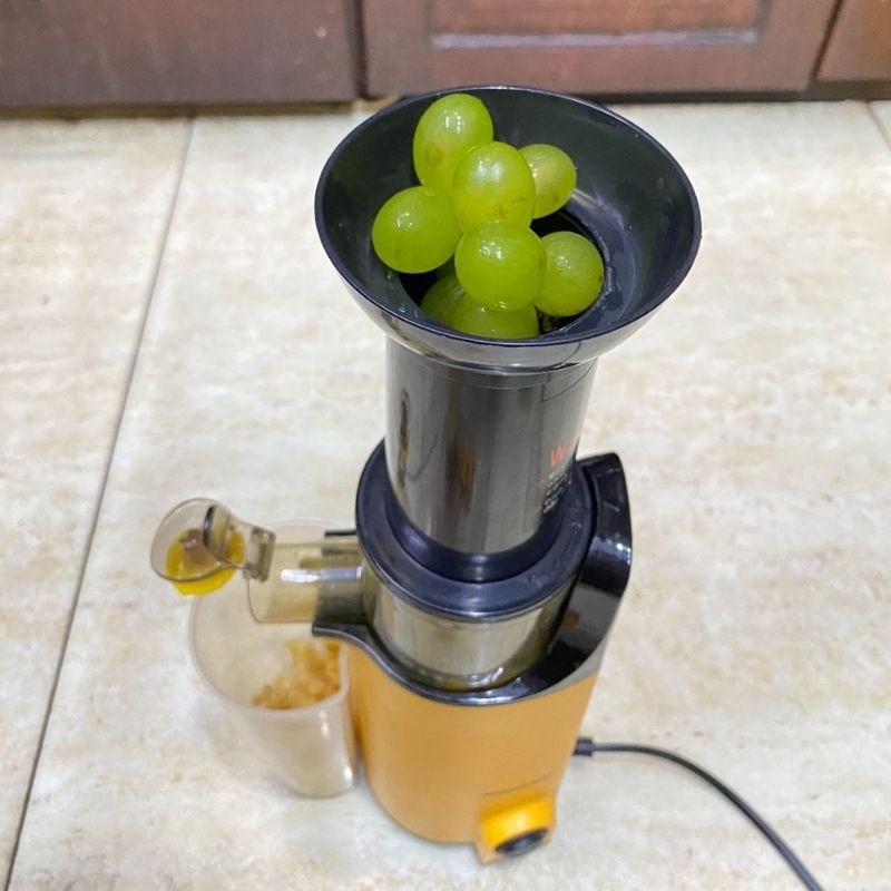 Bước 2 Ép xoài với nho Nước ép xoài nho