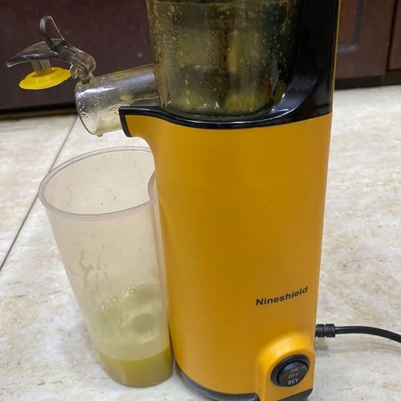 Bước 2 Ép xoài với nho Nước ép xoài nho