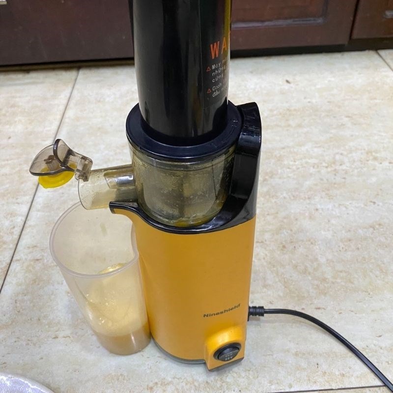 Bước 2 Ép xoài với táo Nước ép xoài táo