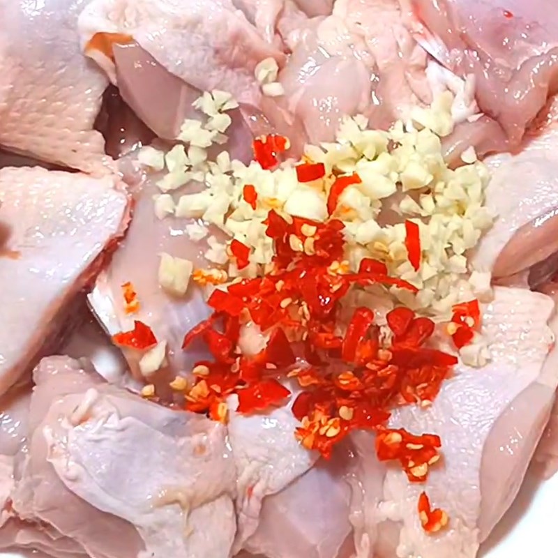 Bước 2 Ướp gà Gà chiên ngũ vị hương