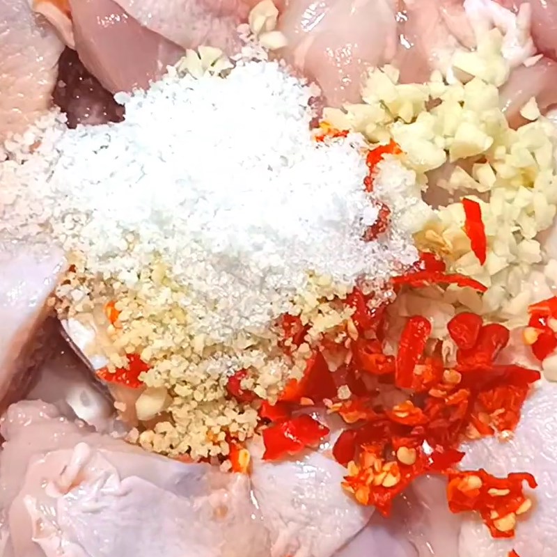 Bước 2 Ướp gà Gà chiên ngũ vị hương