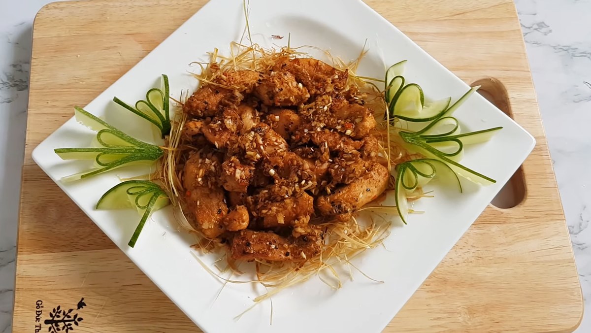 Gà chiên sả ớt với sả cọng