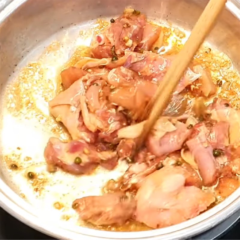 Bước 4 Kho gà Gà kho tiêu xanh