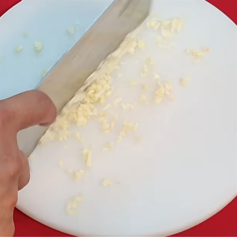 Bước 1 Sơ chế nguyên liệu Gà kho tiêu xanh