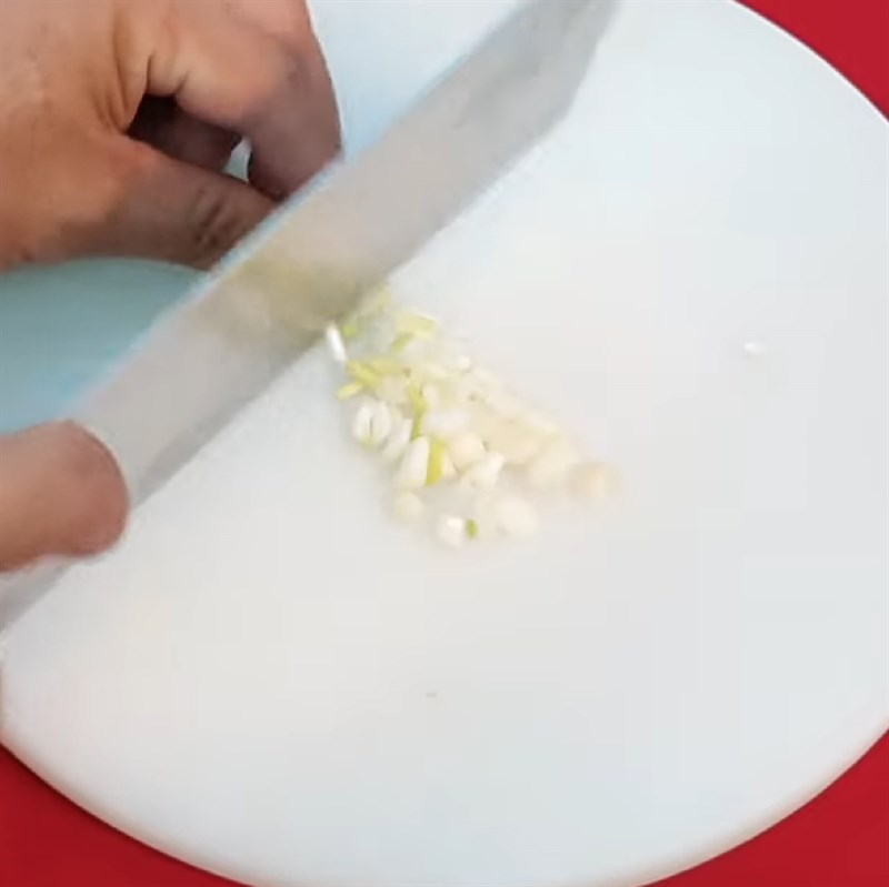 Bước 1 Sơ chế nguyên liệu Gà kho tiêu xanh