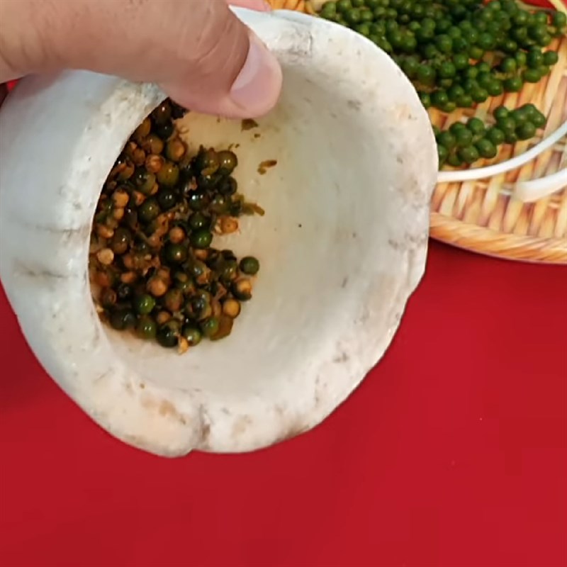 Bước 1 Sơ chế nguyên liệu Gà kho tiêu xanh