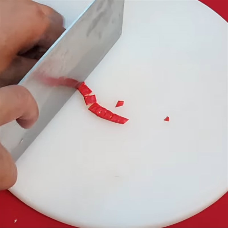 Bước 1 Sơ chế nguyên liệu Gà kho tiêu xanh