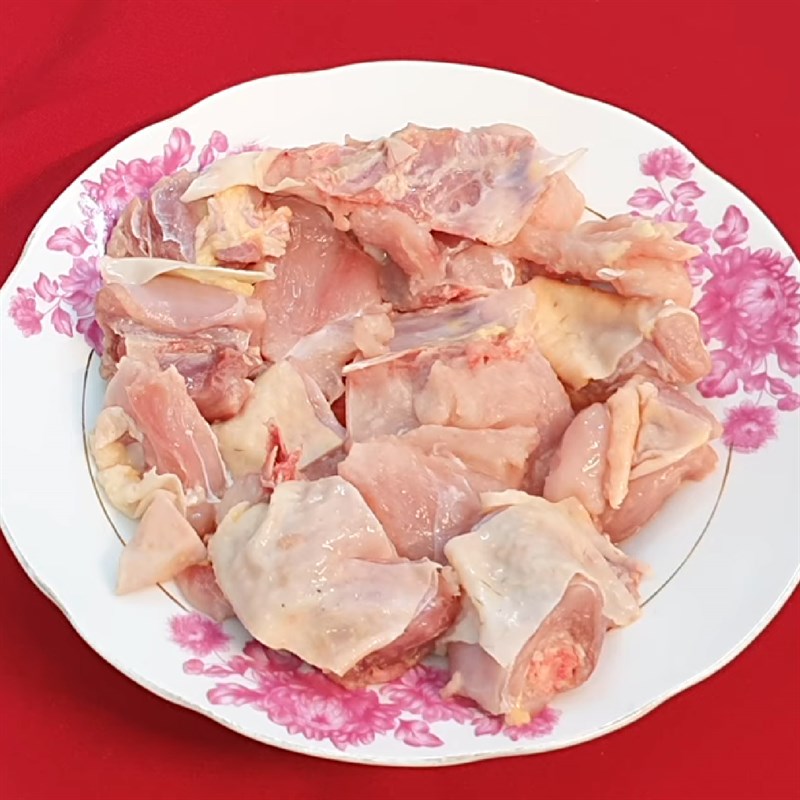 Bước 2 Sơ chế thịt gà Gà kho tiêu xanh