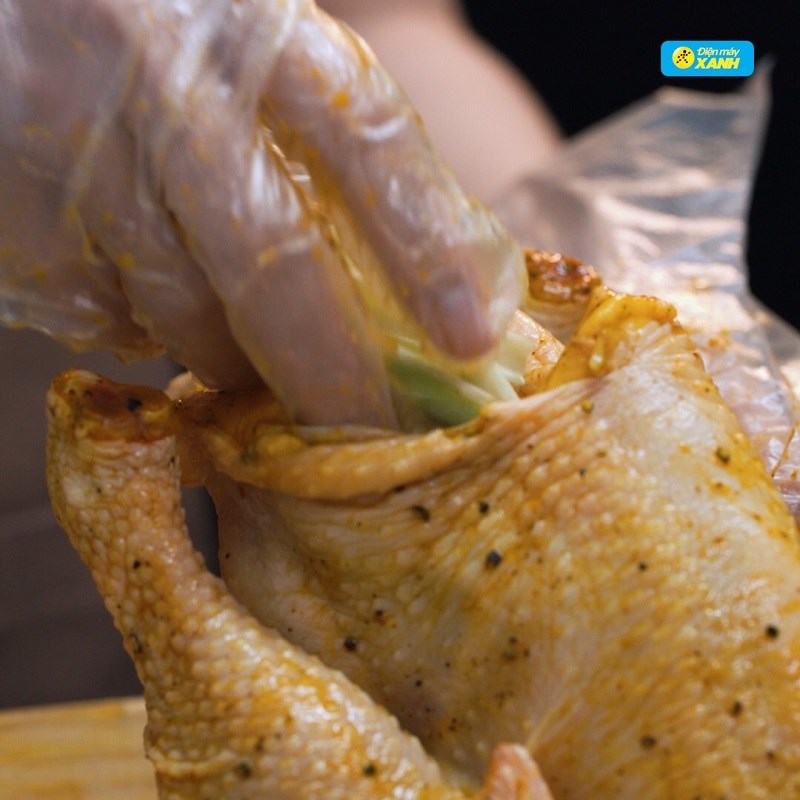 Bước 2 Sơ chế và ướp gà Gà ủ muối