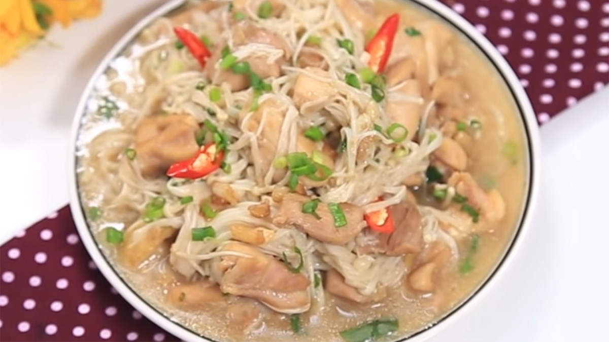 Gà xào nấm kim châm