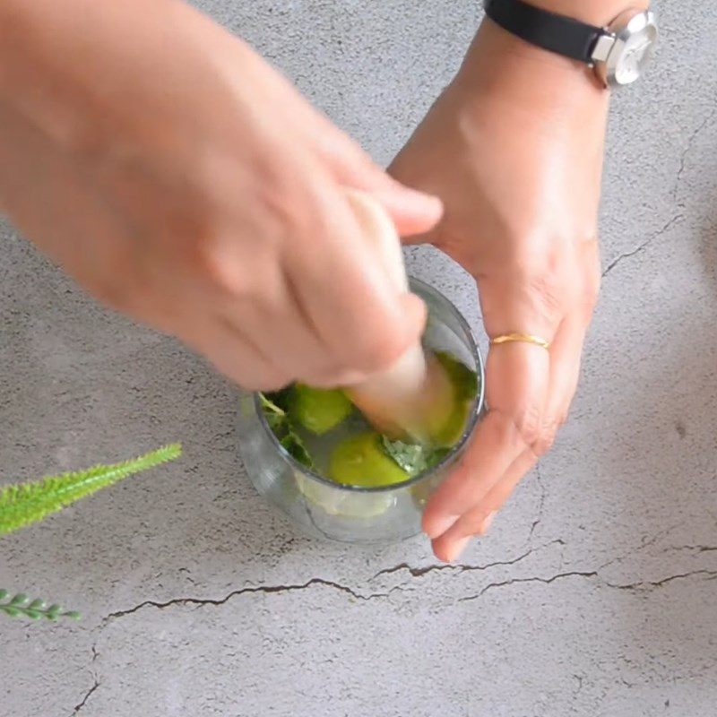 Bước 2 Giã dập chanh và lá bạc hà Mojito xoài chanh tươi