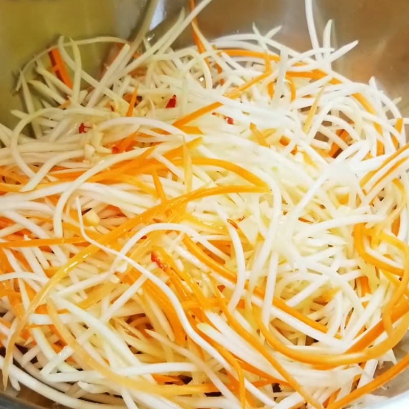 Bước 3 Giã đậu và trộn Nộm đu đủ cà rốt
