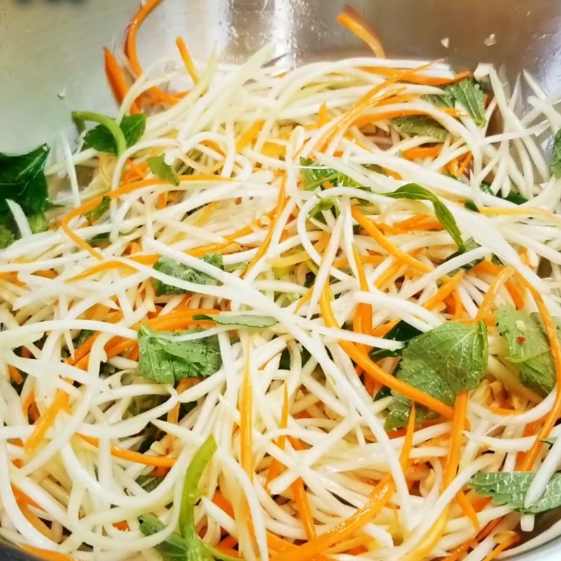 Bước 3 Giã đậu và trộn Nộm đu đủ cà rốt