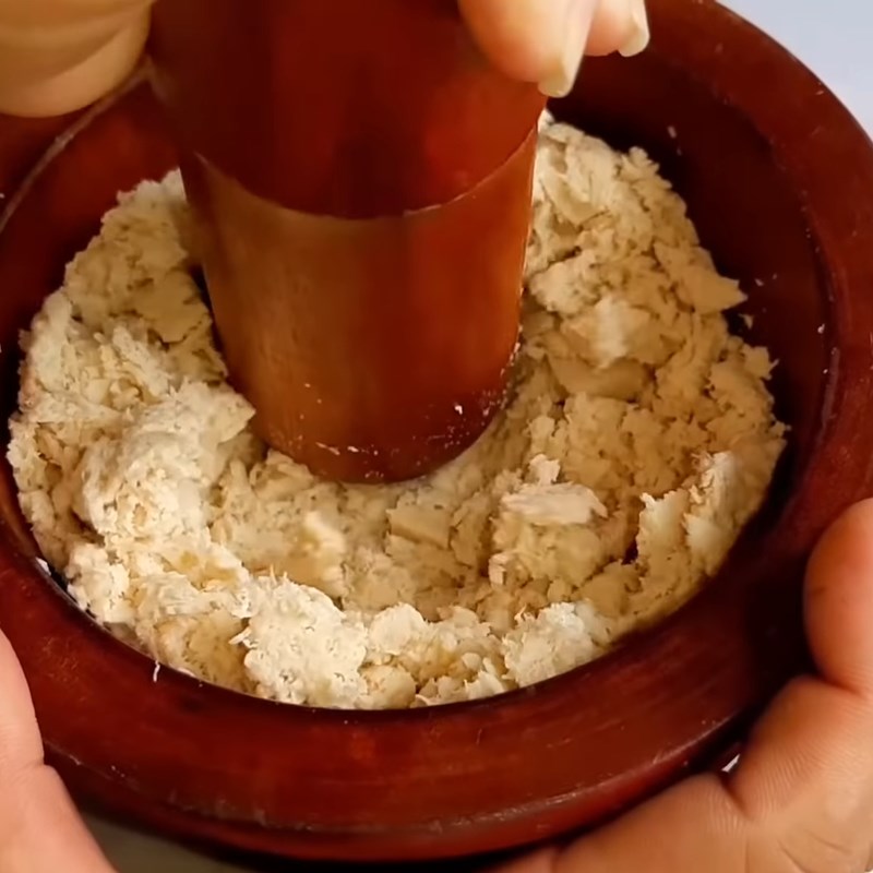 Bước 2 Giã hem chay Tôm viên chay