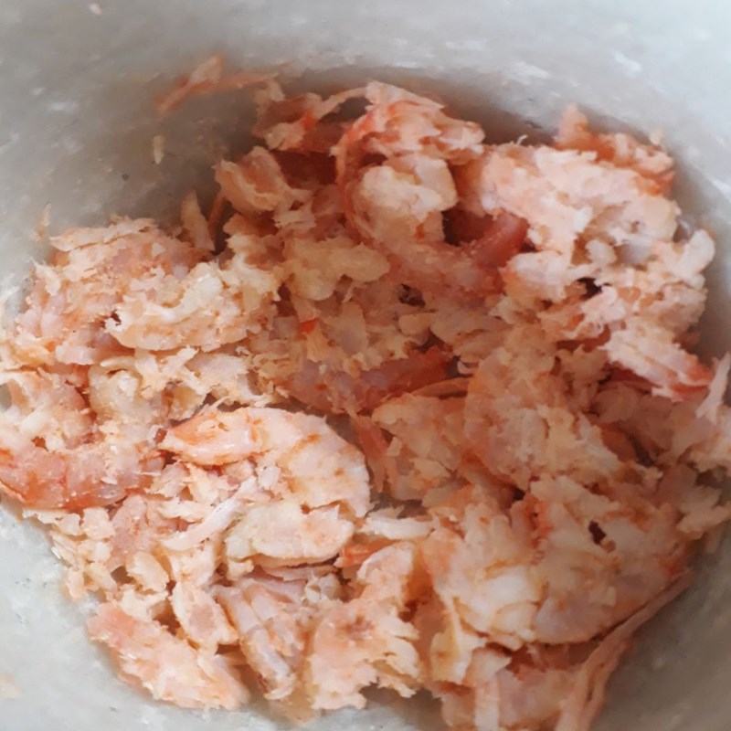 Bước 2 Giã tôm Canh cải ngọt tôm khô