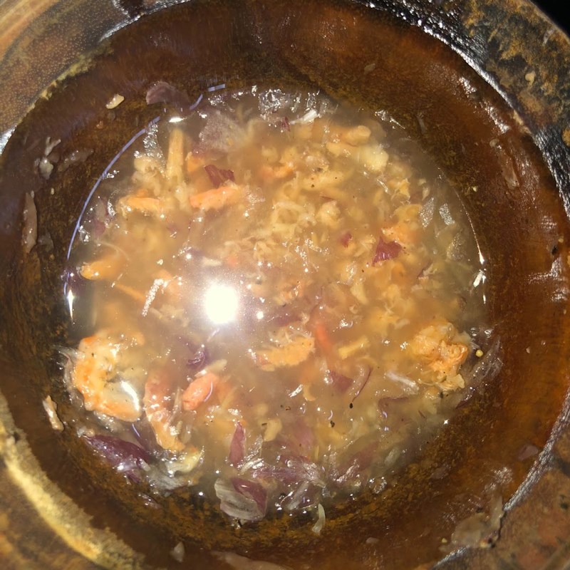 Bước 2 Giã tôm Canh rau ngót nấu tôm khô