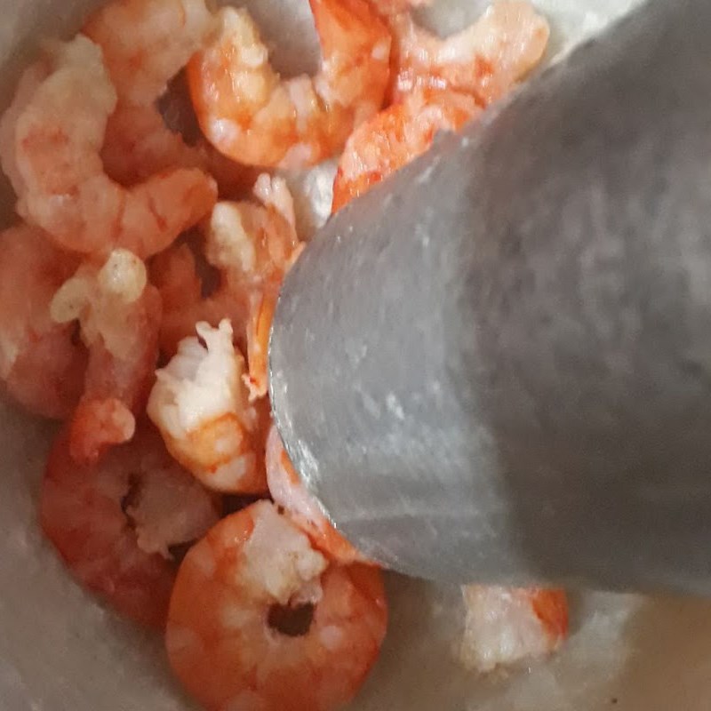 Bước 2 Giã tôm Canh cải ngọt tôm khô