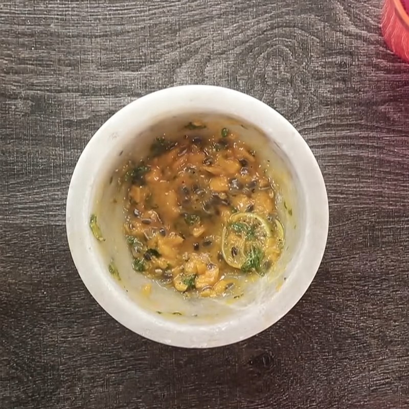 Bước 2 Giã xoài với chanh dây Mojito xoài chanh dây