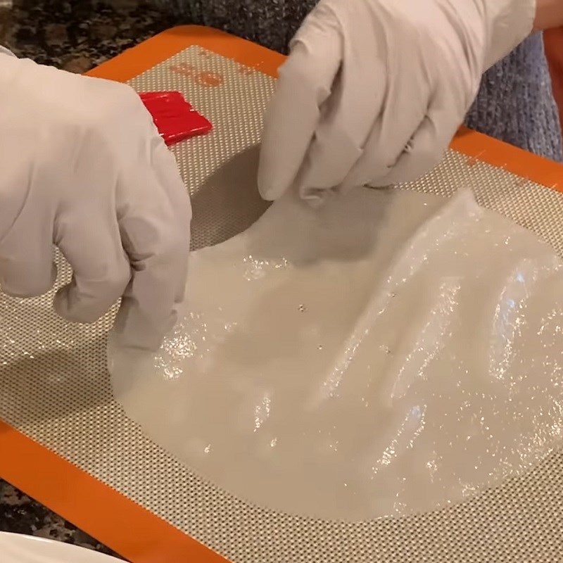 Bước 3 Gói bánh Bánh ướt chả lụa