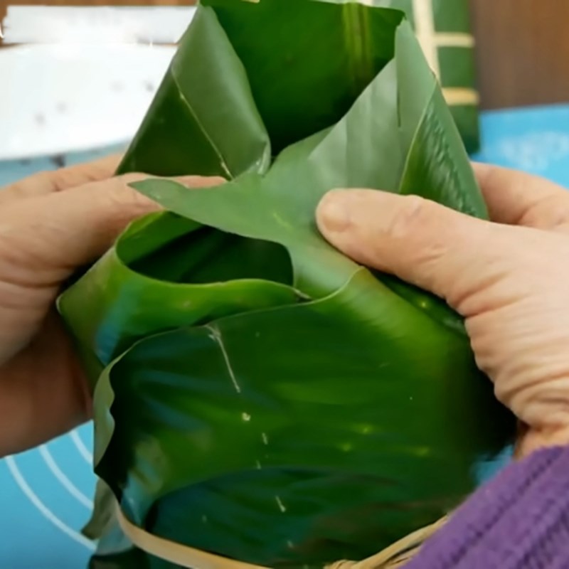 Bước 4 Gói bánh Bánh chưng nếp cẩm nhân thịt heo