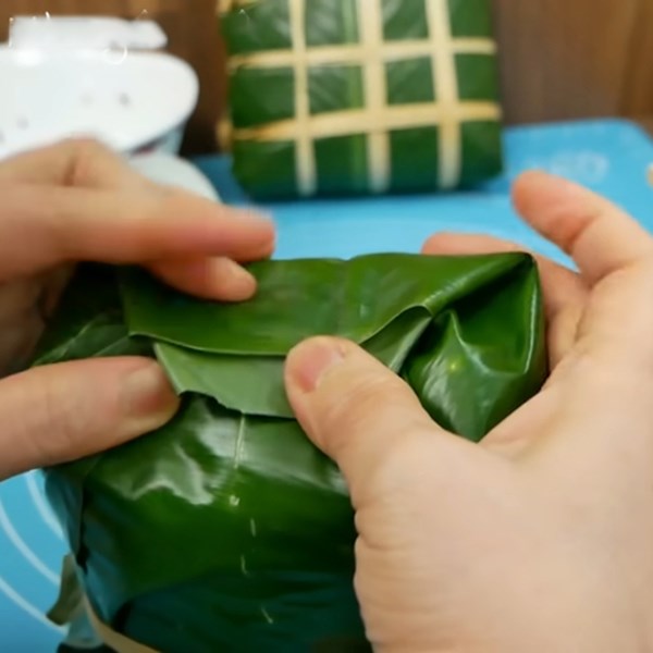 Bước 4 Gói bánh Bánh chưng nếp cẩm nhân thịt heo