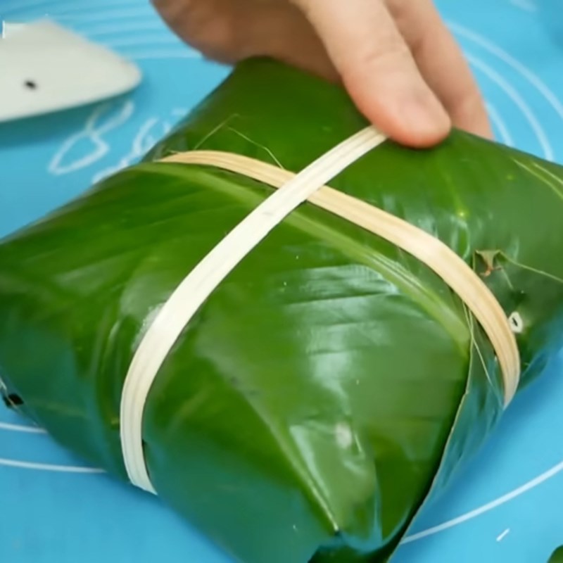 Bước 4 Gói bánh Bánh chưng nếp cẩm nhân thịt heo