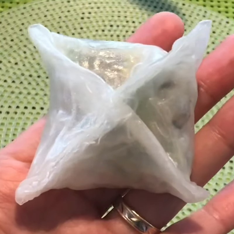 Bước 2 Gói bánh Há cảo bằng bánh tráng