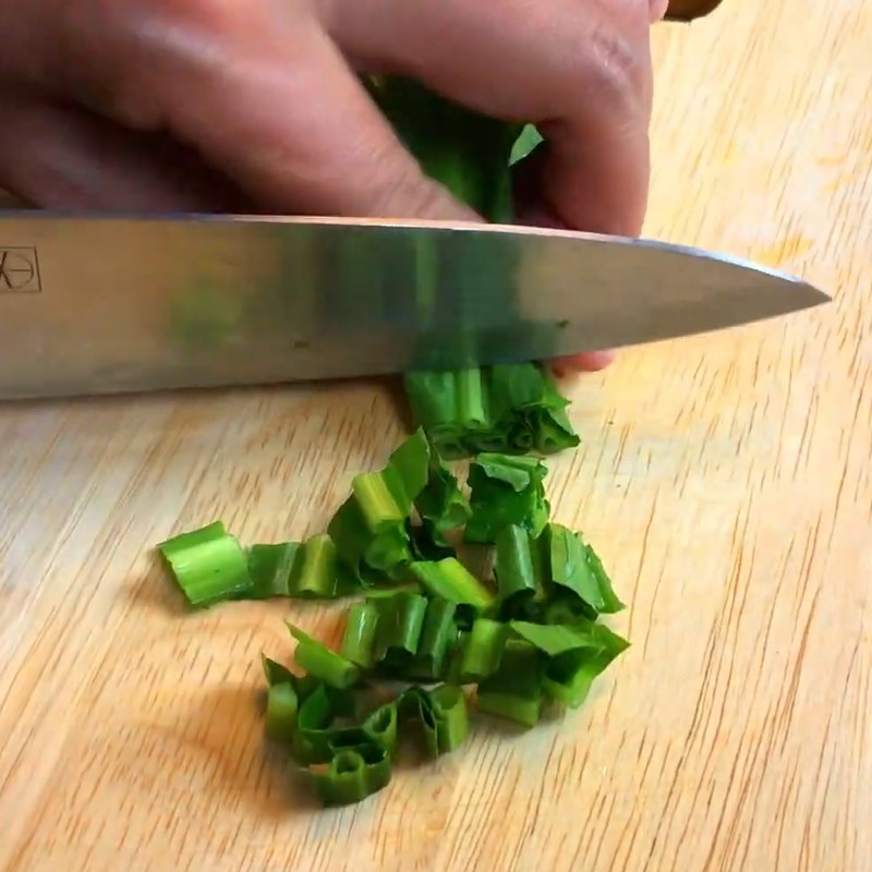 Bước 2 Sơ chế các nguyên liệu khác Gỏi bắp bò xoài xanh