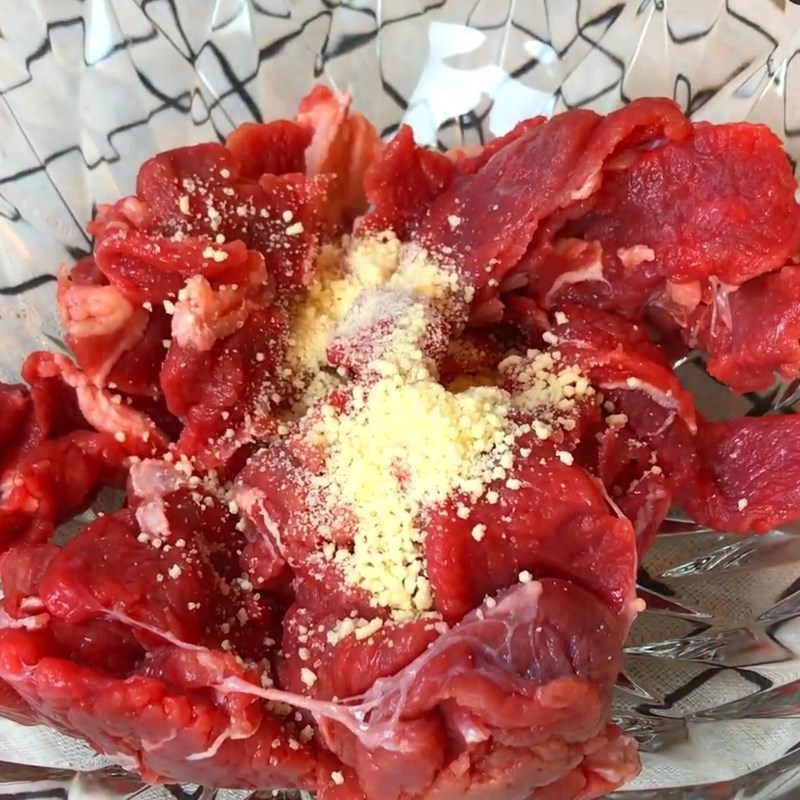 Bước 1 Sơ chế và ướp thịt bò Gỏi bắp bò xoài xanh