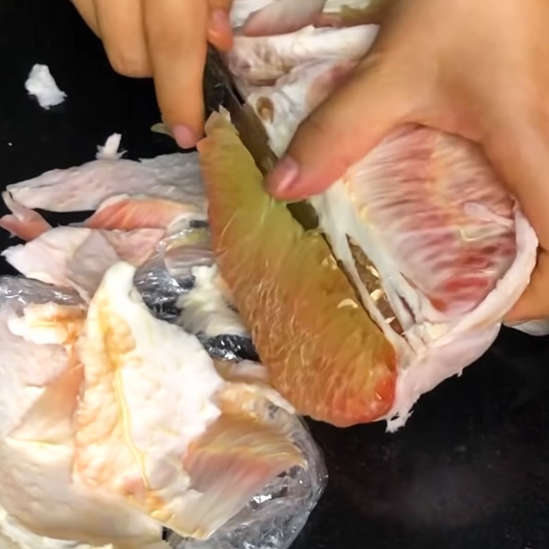 Bước 1 Sơ chế và lột bưởi Gỏi bưởi tôm thịt