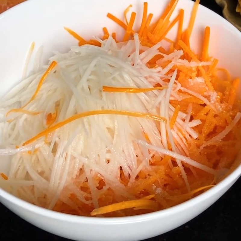 Bước 2 Sơ chế các nguyên liệu khác Gỏi bưởi tôm thịt