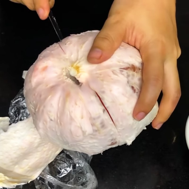 Bước 1 Sơ chế và lột bưởi Gỏi bưởi tôm thịt