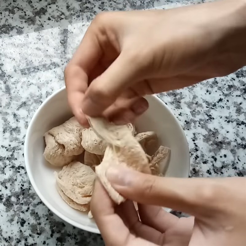 Bước 2 Sơ chế và ướp gà lát chay Gỏi dưa leo gà lát chay