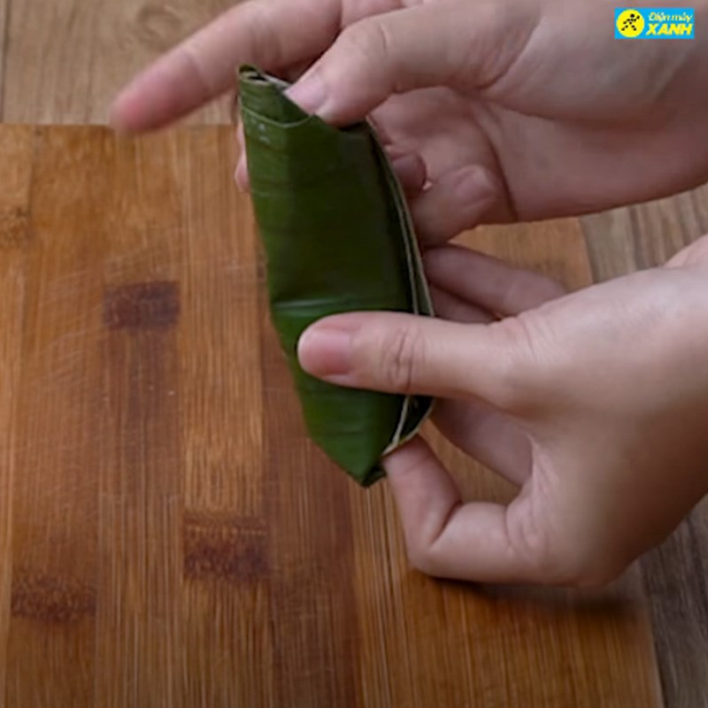 Bước 3 Gói nem Nem chua ngày Tết