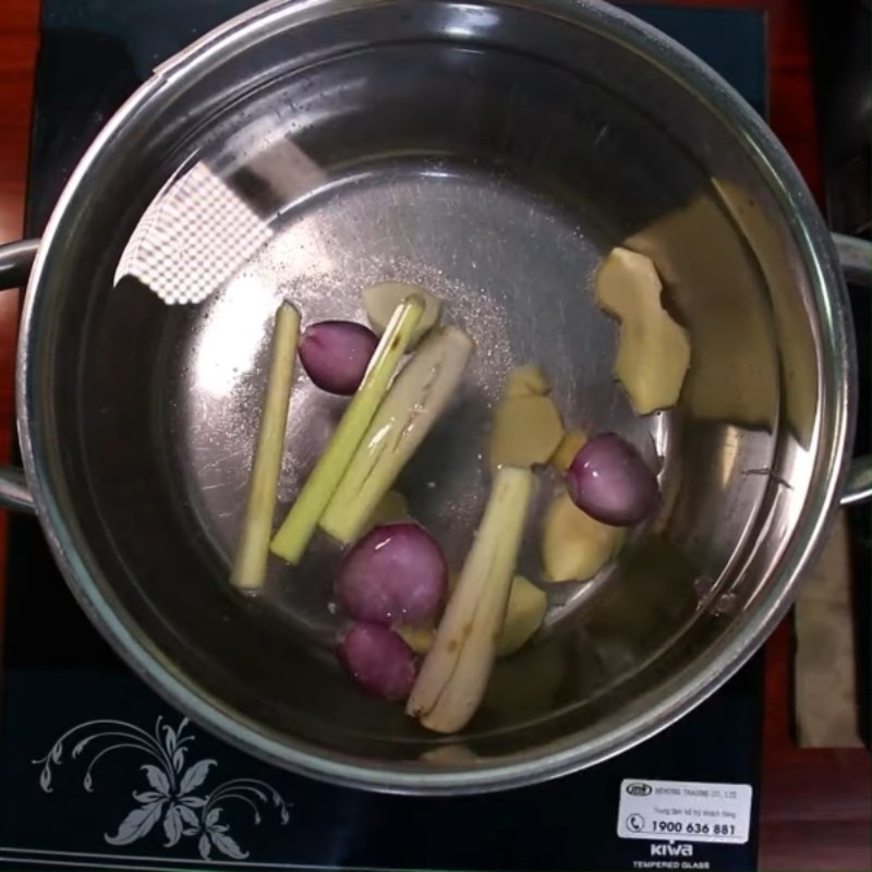 Bước 1 Sơ chế tai heo Gỏi rau càng cua tai heo