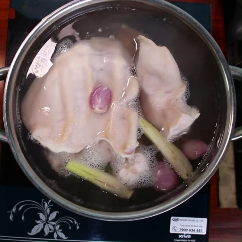 Bước 1 Sơ chế tai heo Gỏi rau càng cua tai heo