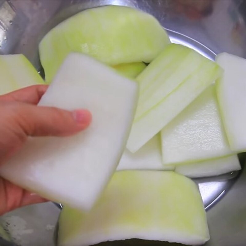 Bước 1 Gọt bí đao Cách làm mứt bí đao không cần phèn chua