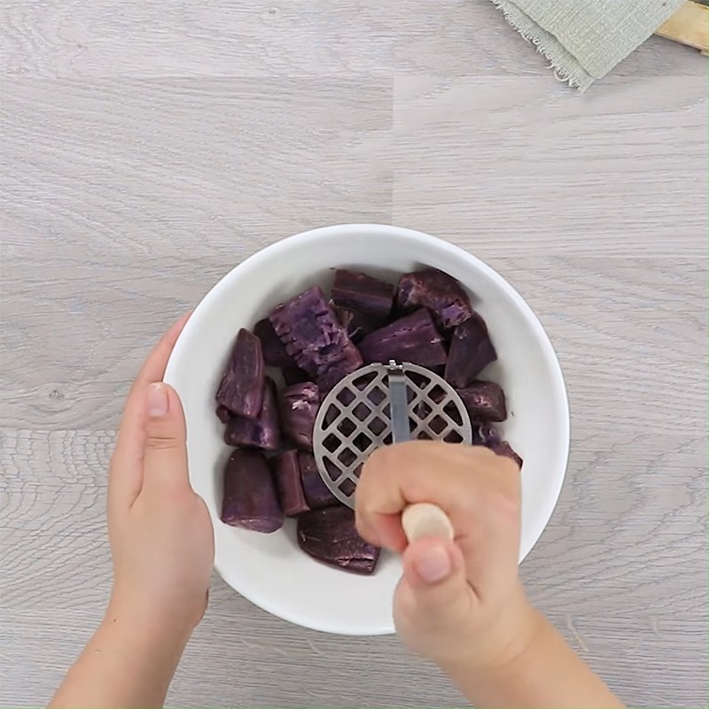 Bước 1 Hấp và nghiền khoai lang tím Bánh khoai lang tím bọc phô mai chiên giòn
