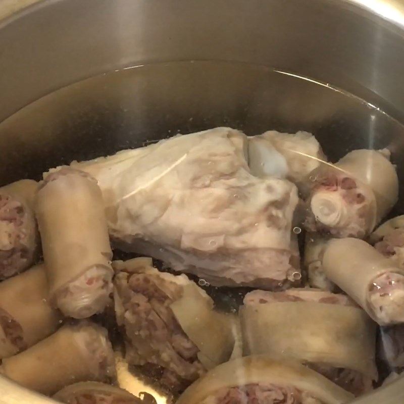 Bước 3 Hầm đuôi bò Đuôi bò hầm củ sen