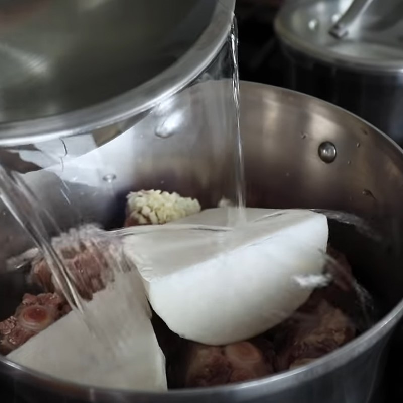 Bước 2 Hầm đuôi bò với củ cải Canh đuôi bò Hàn Quốc