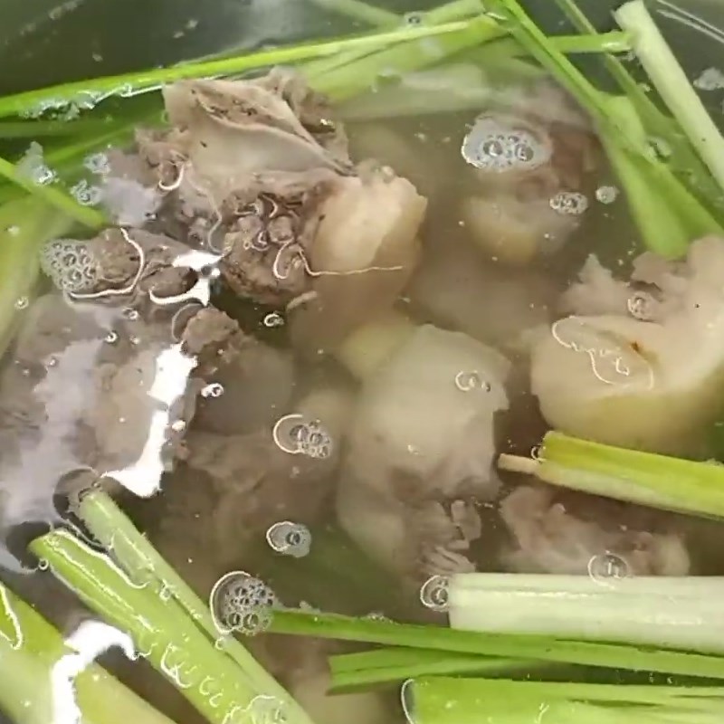Bước 3 Hầm đuôi bò với sả và các nguyên liệu Đuoi bò hầm sả với đu đủ