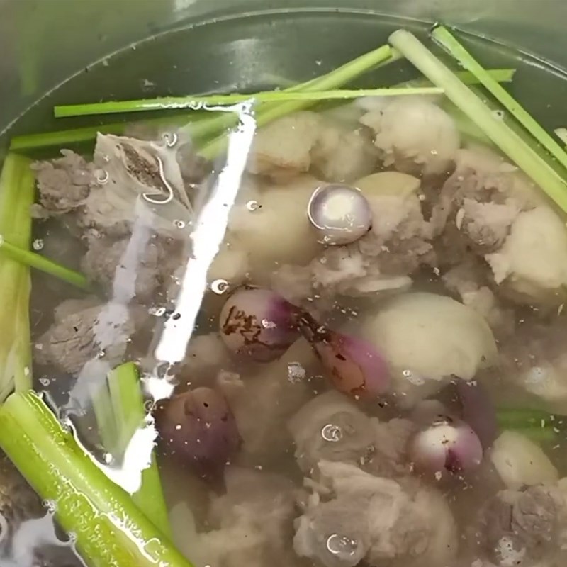 Bước 3 Hầm đuôi bò với sả và các nguyên liệu Đuôi bò hầm sả với đu đủ