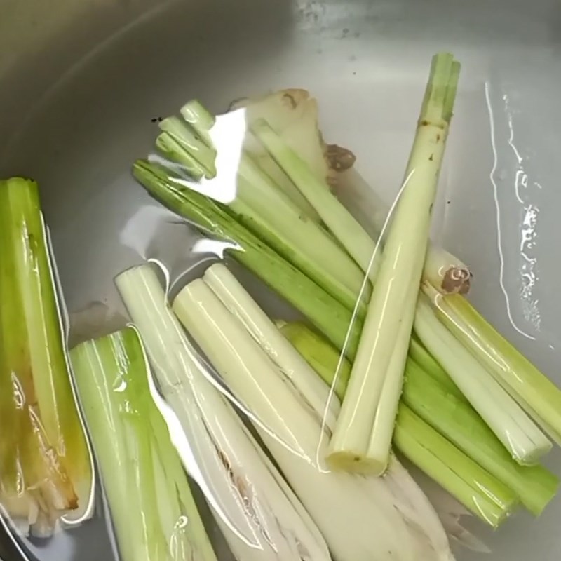 Bước 3 Hầm đuôi bò với sả và các nguyên liệu Đuôi bò hầm sả với đu đủ