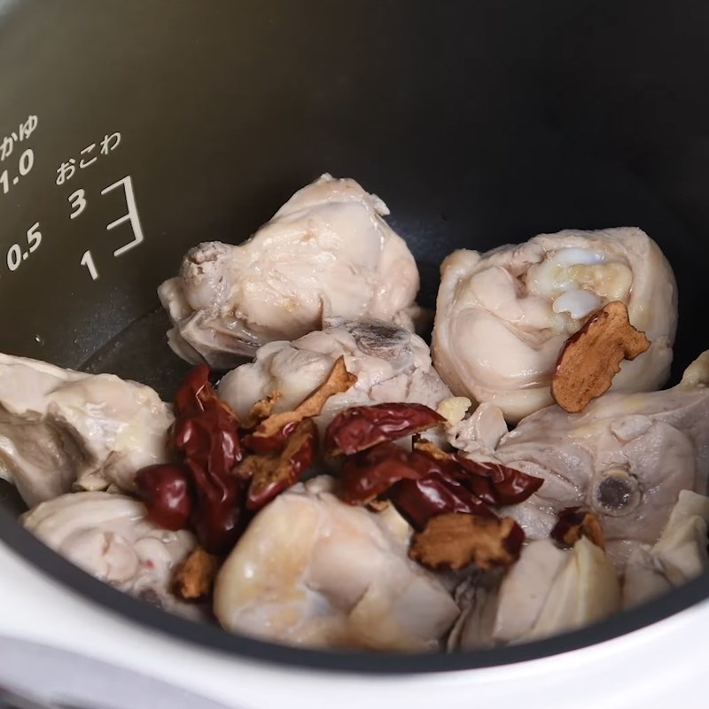 Bước 3 Hầm gà với lá ngải Gà hầm lá ngải