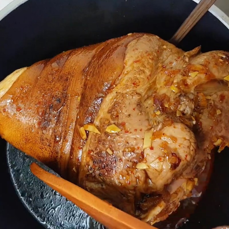 Bước 3 Hầm giò heo Giò heo hầm dưa cải chua cà pháo