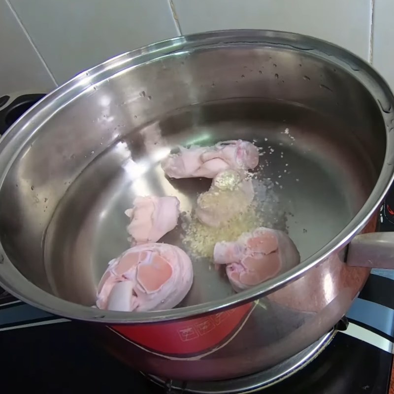 Bước 3 Hầm giò heo Giò heo hầm bắp chuối