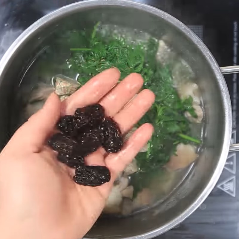 Bước 2 Hầm món ăn Chân giò hầm ngải cứu