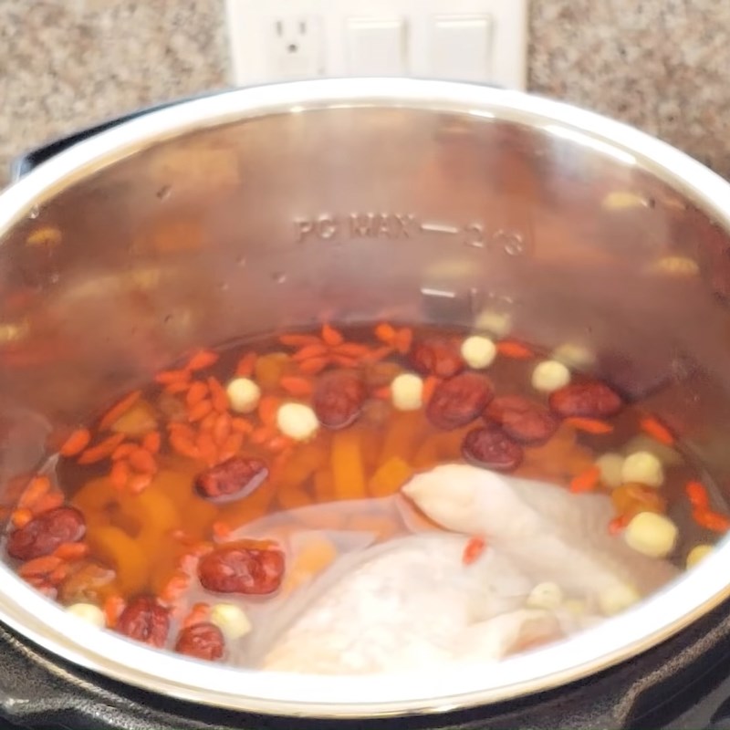 Bước 2 Hầm món ăn Canh gà hầm ngũ quả