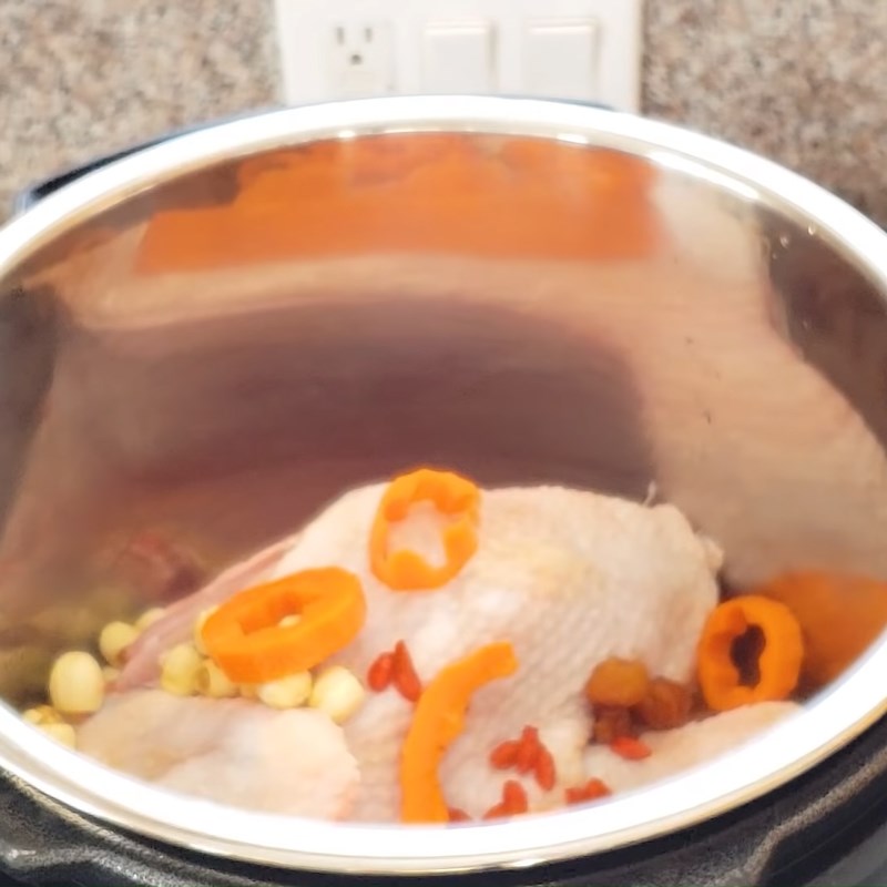 Bước 2 Hầm món ăn Canh gà hầm ngũ quả